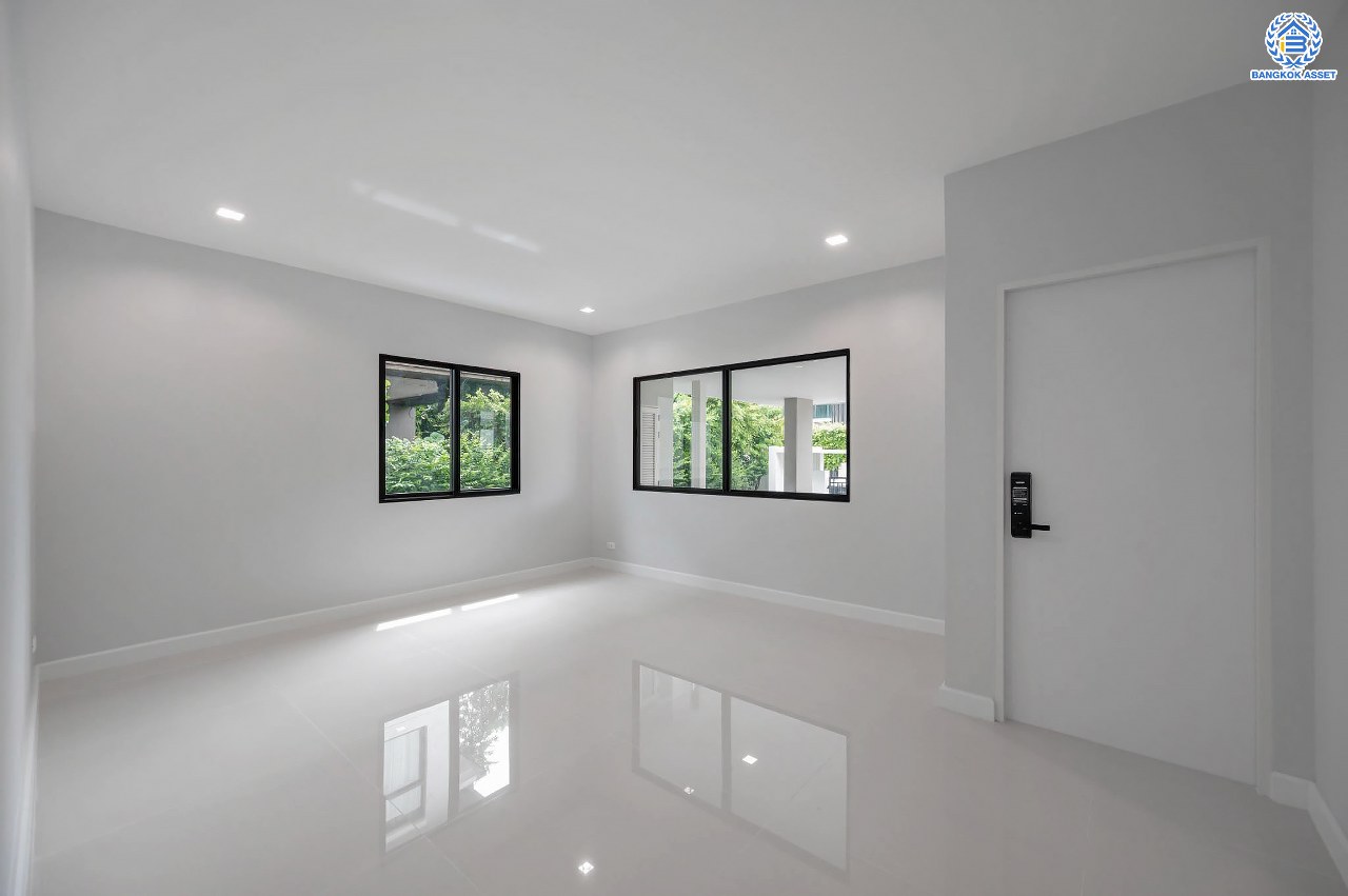 คฤหาสน์สุดหรู ดีไซน์สุด Luxury ติดถนนบรมราชชนนี โครงการ เดอะแกรนด์ ปิ่นเกล้า หลังมุม บนเนื้อที่ถึง 111.6 ตร.ว. ฟังก์ชัน 4 ห้องนอน 5 ห้องน้ำ 1 ห้องแม่บ้าน จอดรถได้ 2 คัน พร้อมบรรยากาศ Private บนทำเลเชื่อมต่อหลายเส้นทาง อาทิถนนบรมราชชนนี, ถนนพุทธมณฑลสาย3 ใกล้เซ็นทรัล ปิ่นเกล้า, ม.มหิดล และทางคู่ขนานลอยฟ้าบรมราชชนนี...